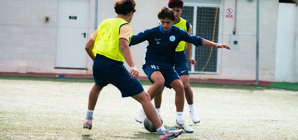 Ejercicio de pase y control con entrenadores con licencia UEFA
