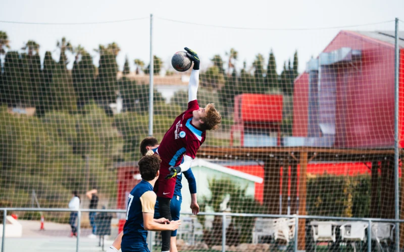 Partido frente a una academia local durante el campus de Valencia
